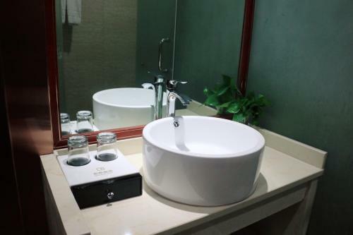 Yiwu Luckbear Hotel