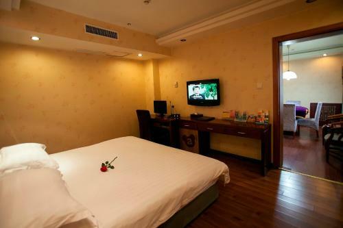 Yiwu Luckbear Hotel