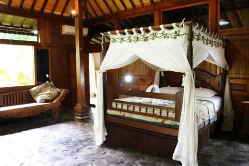 Lovina Beachhouse Villas