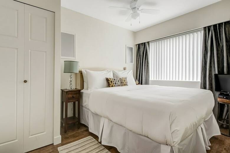 Hotel The Rosellen Suites At Stanley Park (.)