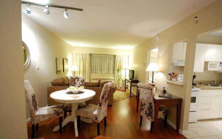 Hotel The Rosellen Suites At Stanley Park (.)