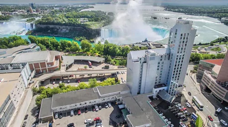 Oakes Hotel Overlooking The Falls
