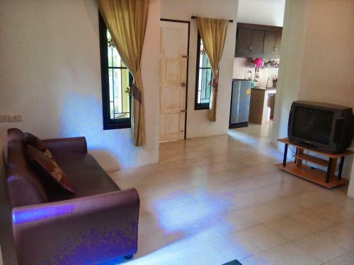 Hostal Bangtao Local House Rental