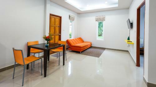 Hostal Bangtao Local House Rental