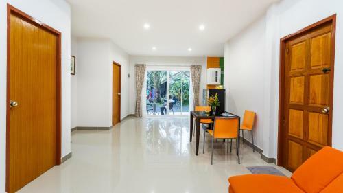 Hostal Bangtao Local House Rental