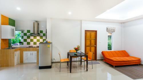 Hostal Bangtao Local House Rental
