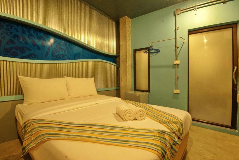 Hostal Khaolak Seafan Bed & Breakfast