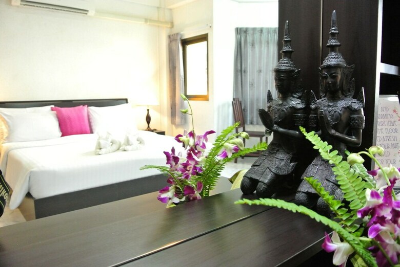 Hostal Karon Sunshine Guesthouse & Bar