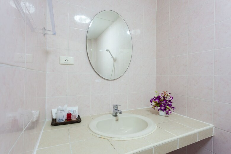 Hostal Karon Sunshine Guesthouse & Bar