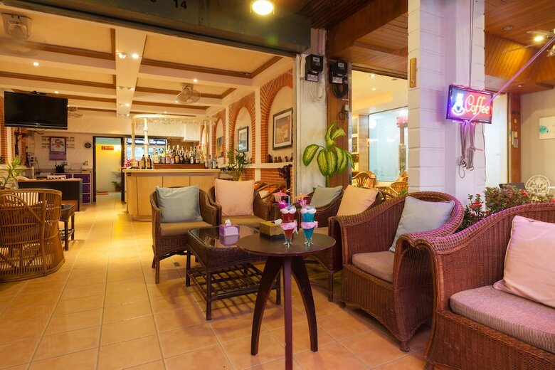 Hostal Karon Sunshine Guesthouse & Bar