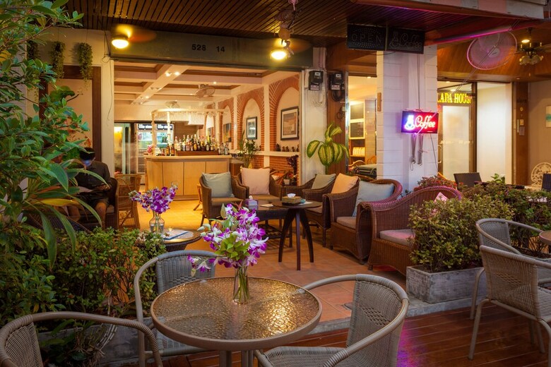 Hostal Karon Sunshine Guesthouse & Bar