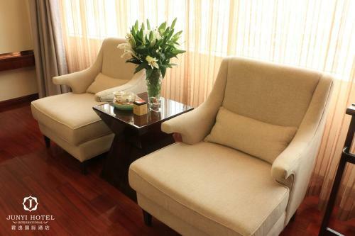 Shenzhen Longgang Jun Yi Hotel, Coco Park Shopping Mall