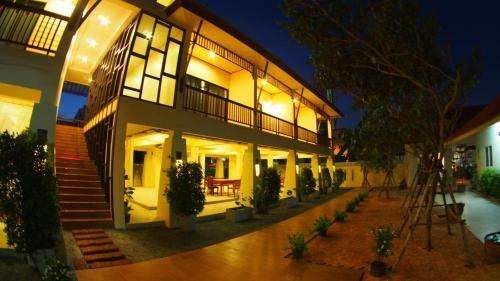 Hotel Lotusland Resort