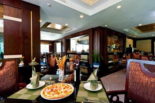 Hotel Grand Pacific Sovereign Resort & Spa