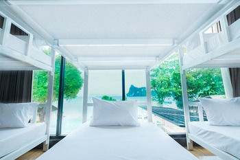 Hostal Ibiza House Phi Phi