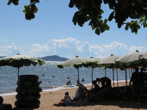 Jomtien Plaza Suite Apartments