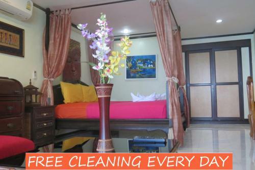 Jomtien Plaza Suite Apartments