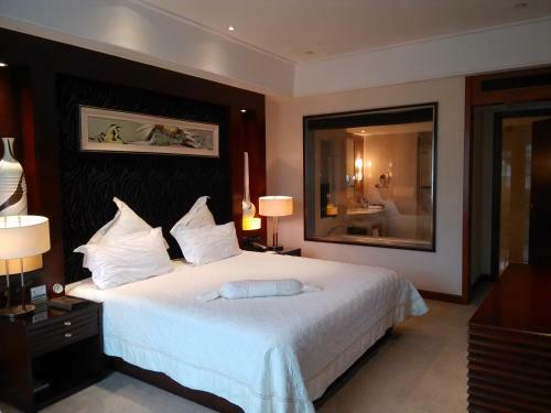 Yizui Crown Hotel