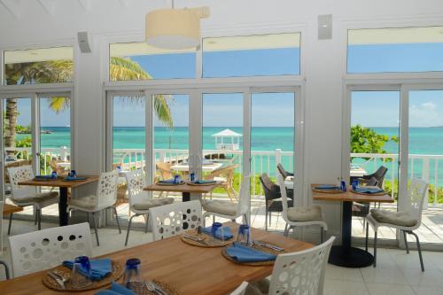 Hotel Sandyport Beach Resort
