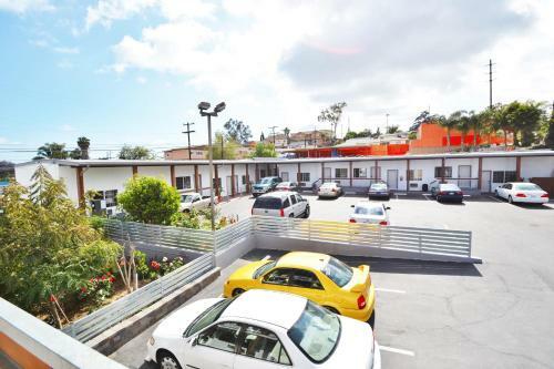 Motel Lodge At 32nd