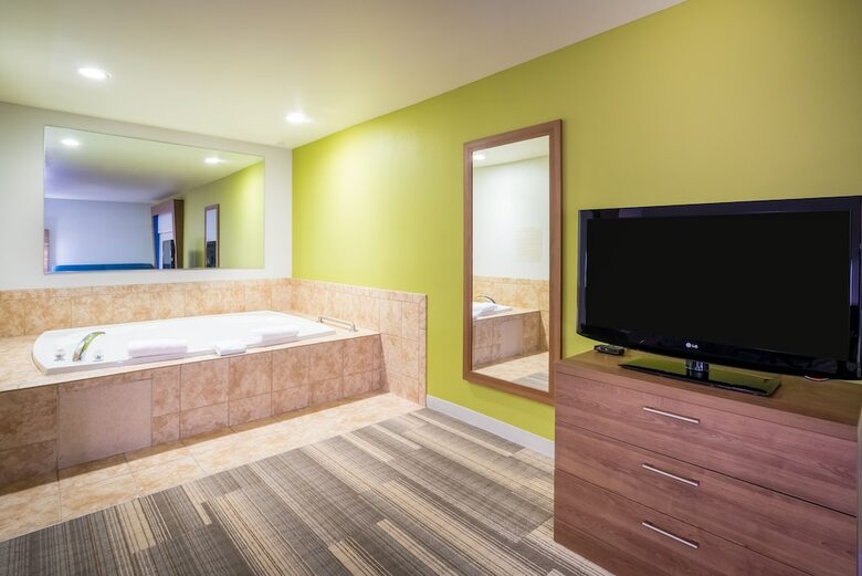 Holiday Inn Express Hotel & Suites Rocky Mount