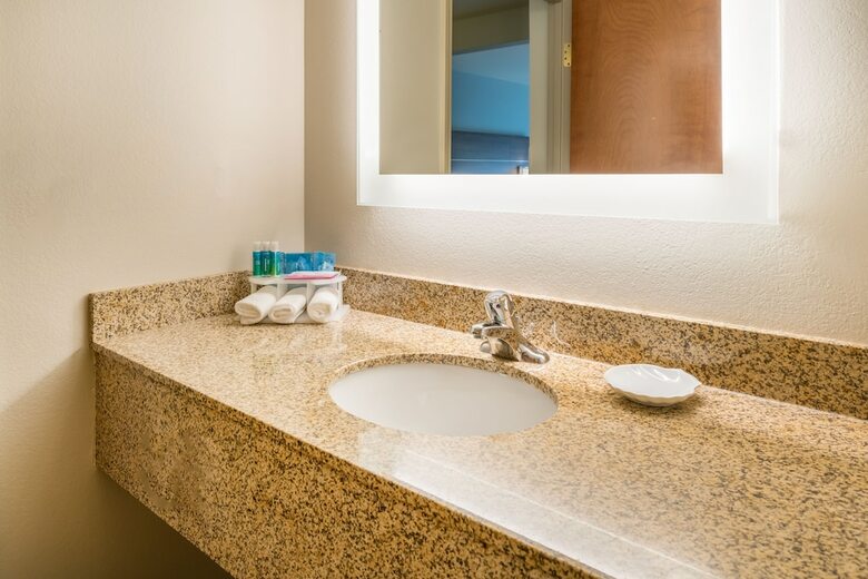Holiday Inn Express Hotel & Suites Rocky Mount