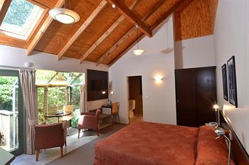 Motel Rainforest Retreat