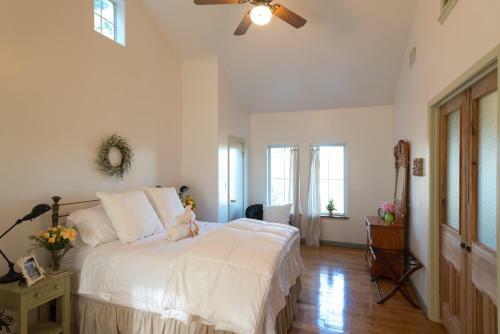 Bed & Breakfast Guesthouse Cabin Near The River