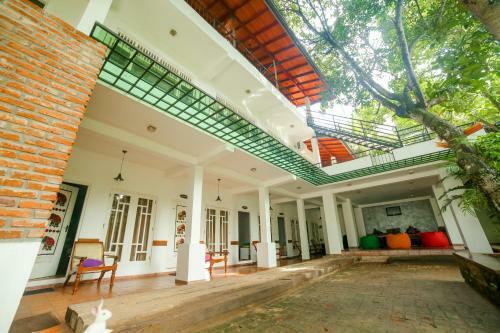 Airport City Hub Hotel