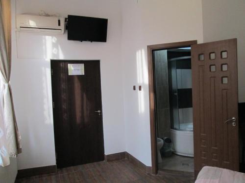 Joe Hostel