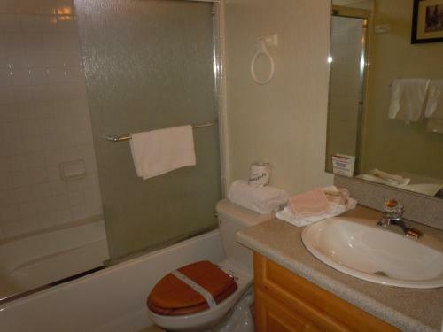 Two-bedroom Plus Den Premier Unit #13 By Escape For All Seasons