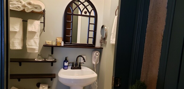 Bed & Breakfast Cabernet House, An Old World Inn