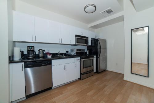 Hollywood Gallery Apartment