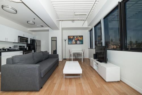 Hollywood Douglas Apartment