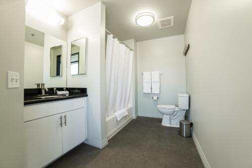 Hollywood Douglas Apartment