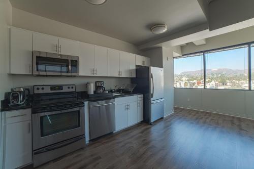 Hollywood Douglas Apartment