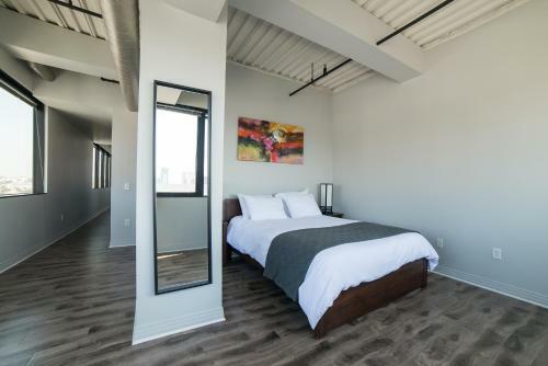 Hollywood Arch Apartment