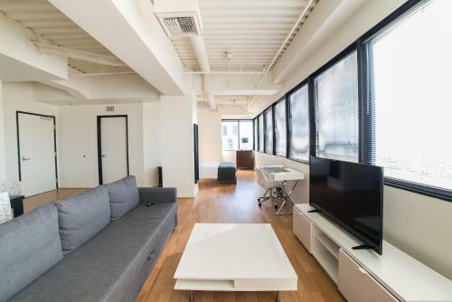 Hollywood Arch Apartment