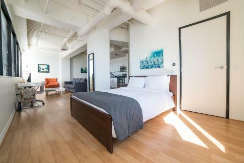 Hollywood Arch Apartment