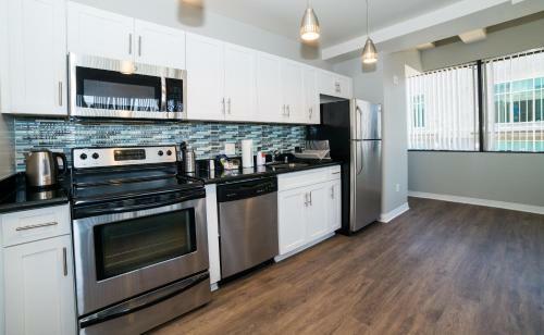 Hollywood Arch Apartment