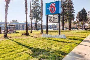 Motel 6 Visalia