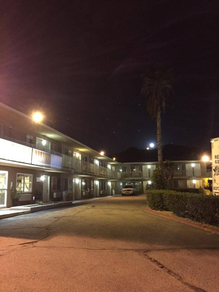 Hotel Hilltop Inn & Suites