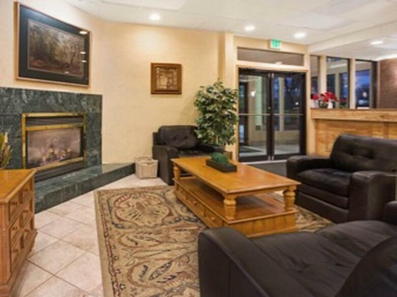 Hotel Days Inn & Suites West/golden