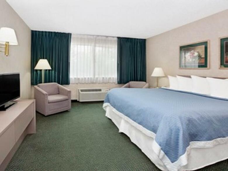 Hotel Days Inn & Suites West/golden
