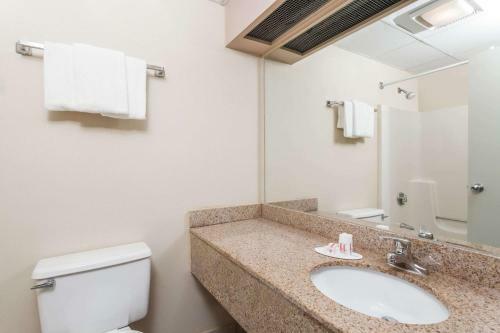Hotel Days Inn Bradley Airport