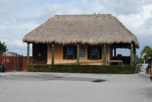 Hotel Dockside Inn & Resort