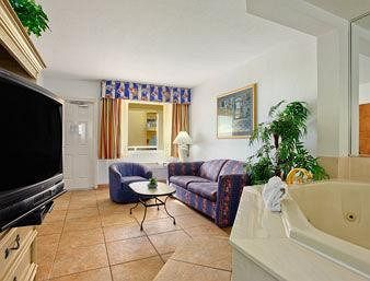 Hotel Days Inn And Suites Mainsail Oceanfront