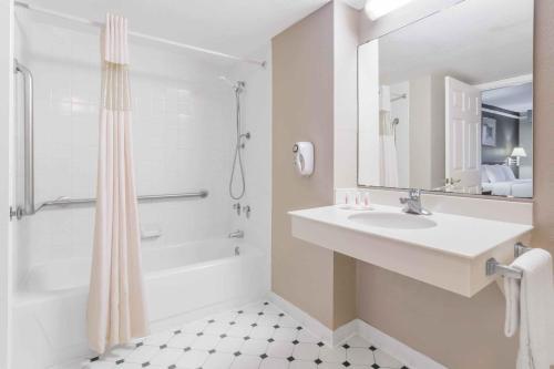 Hotel Baymont Inn & Suites - Tallahassee Central