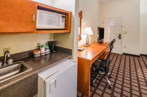 Hotel Clarion Suites Savannah