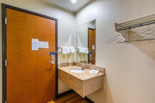 Motel 6 - Urbana